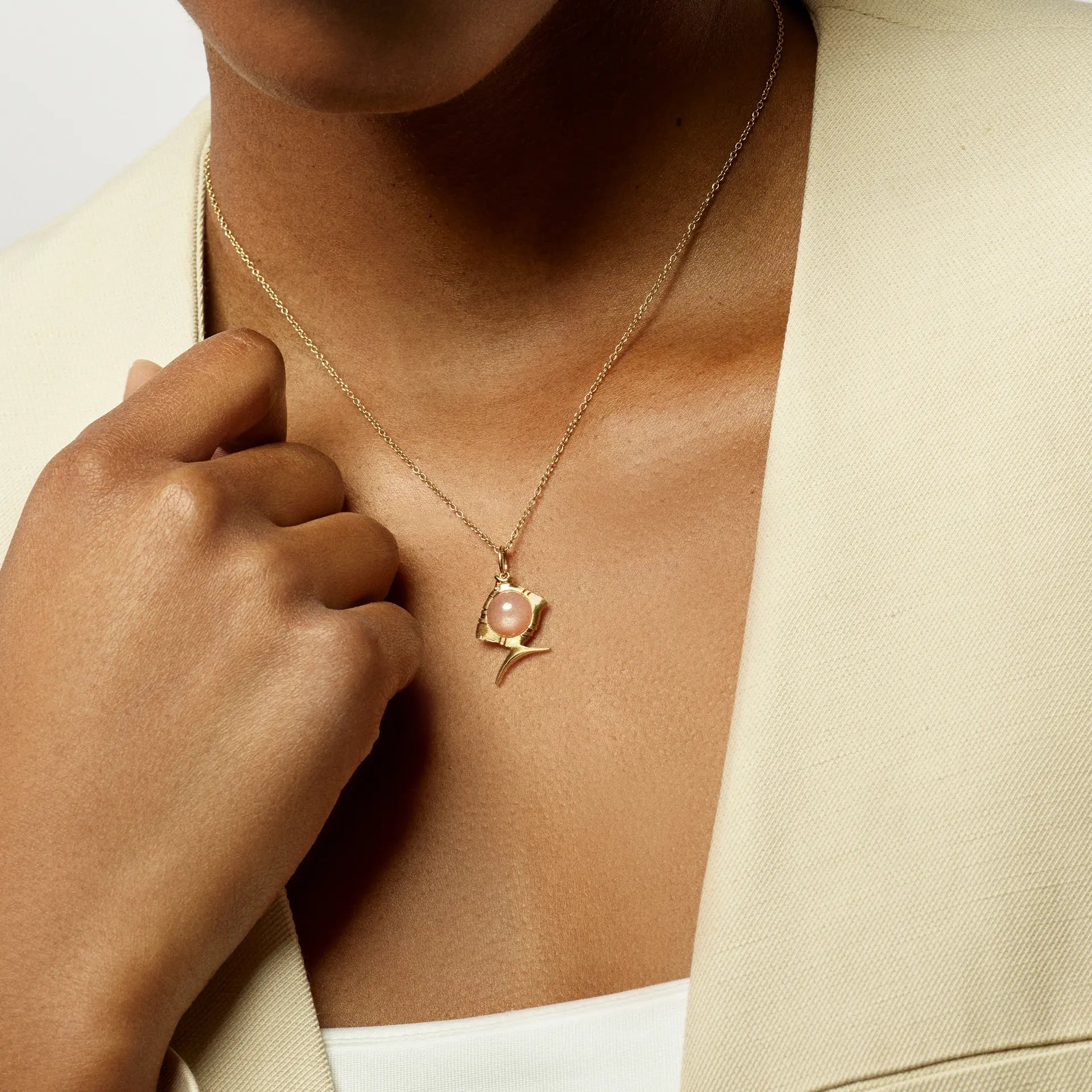 Young Fish Vedhæng Blush månesten