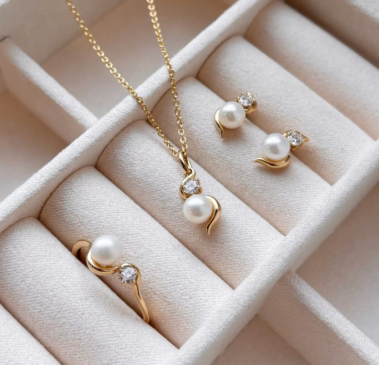 Øreringe i 8 kt m. fv.perle & synt cubic zir