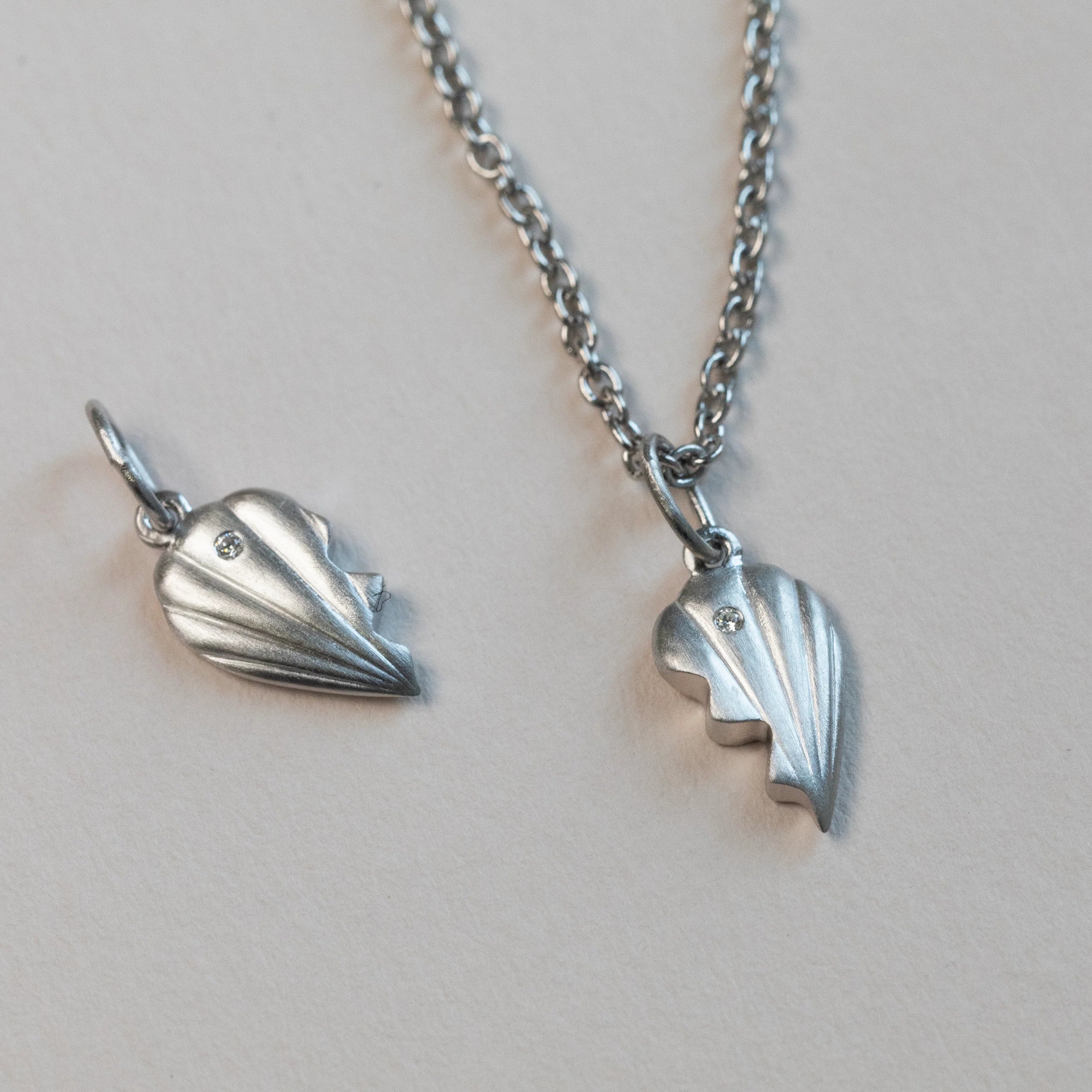 Just Love knæk-hjerte vedhæng